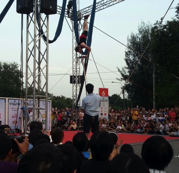 JackFlash handstand - Bangkok Street Show 2013